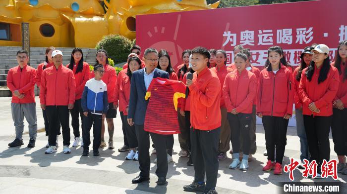 中国女子橄榄球队走进南京银杏湖园区 庆五一迎