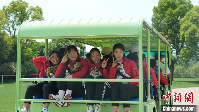 中国女子橄榄球队走进南京银杏湖园区 庆五一迎